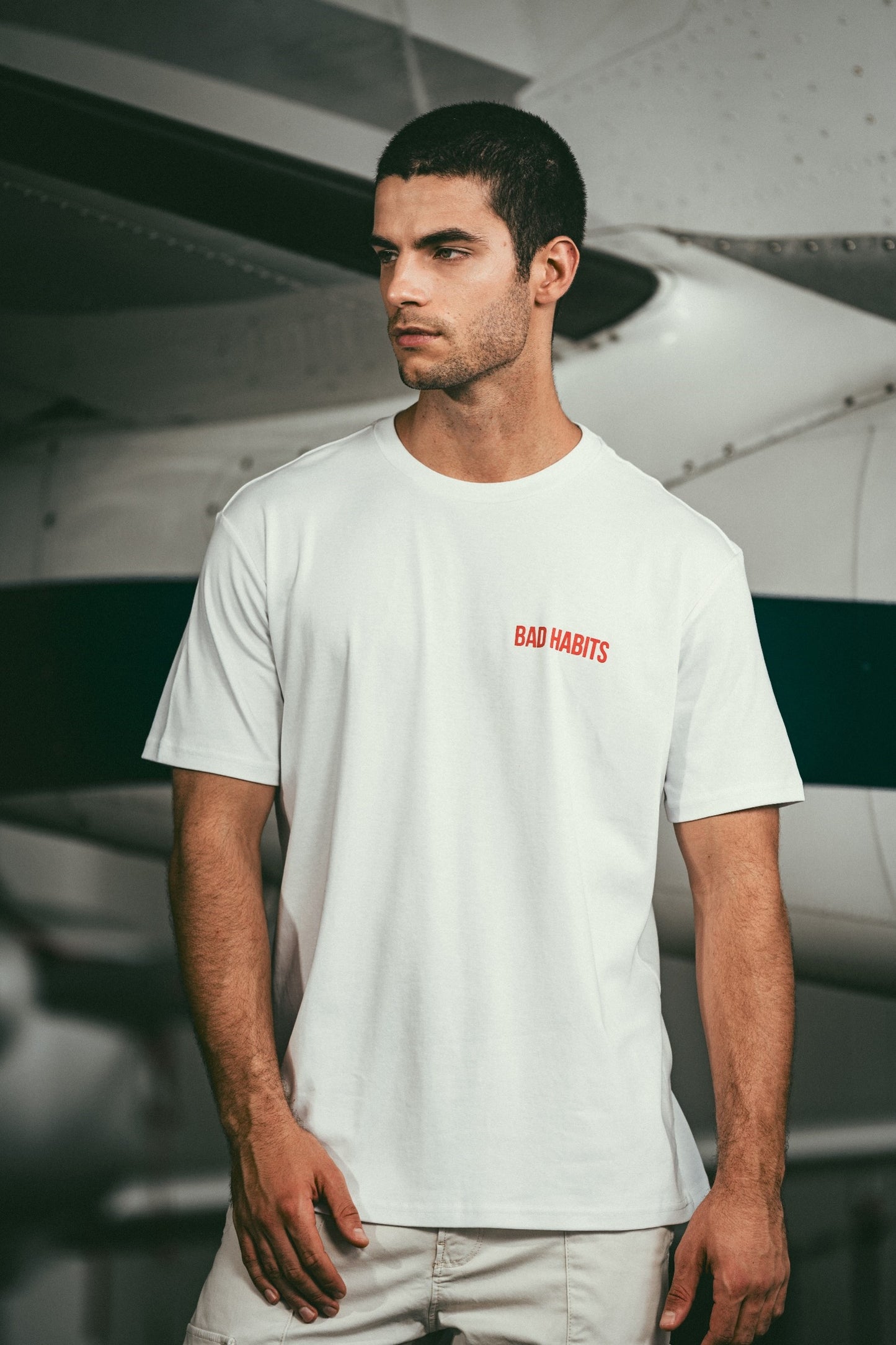 WHITE BASIC T-SHIRT WITH ORANGE LOGO