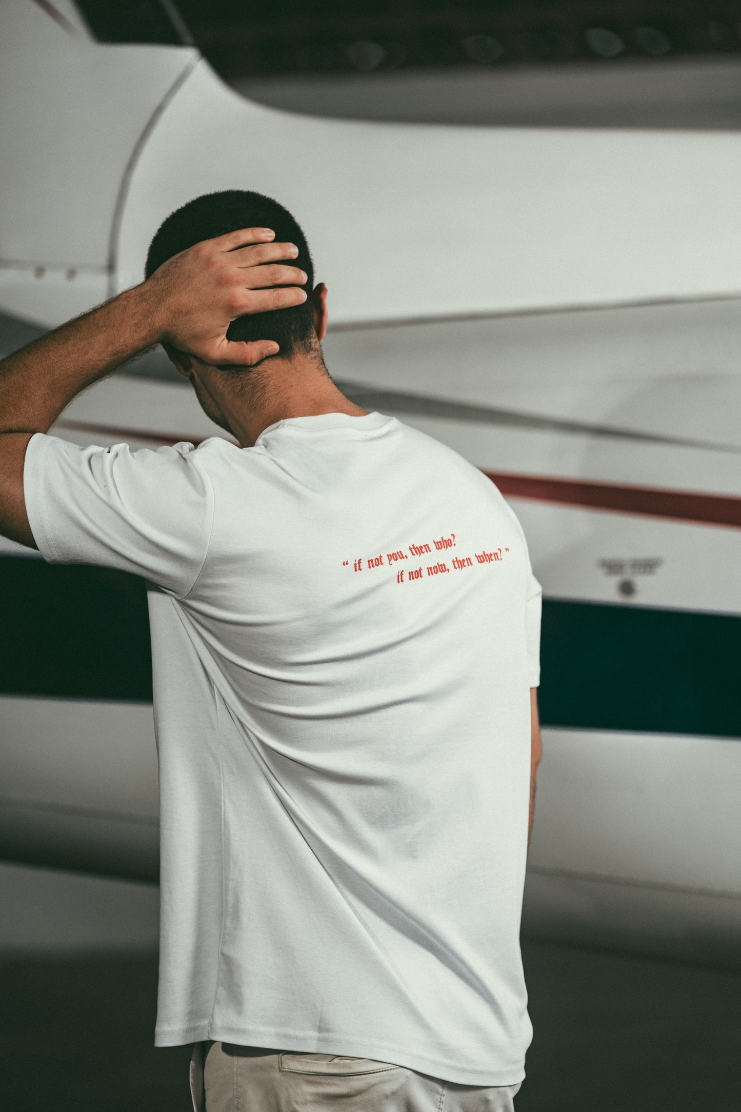 WHITE BASIC T-SHIRT WITH ORANGE LOGO