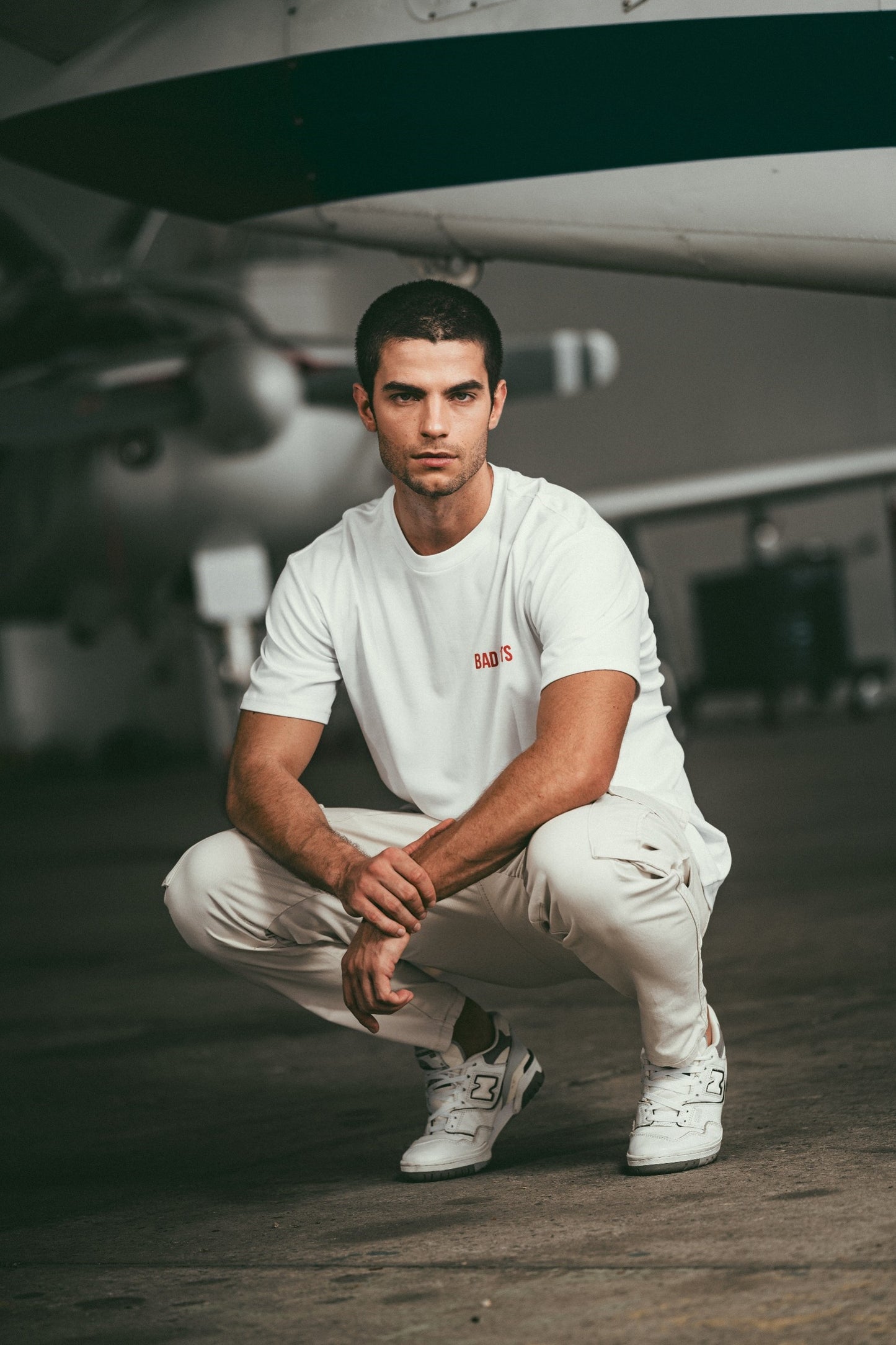 WHITE BASIC T-SHIRT WITH ORANGE LOGO