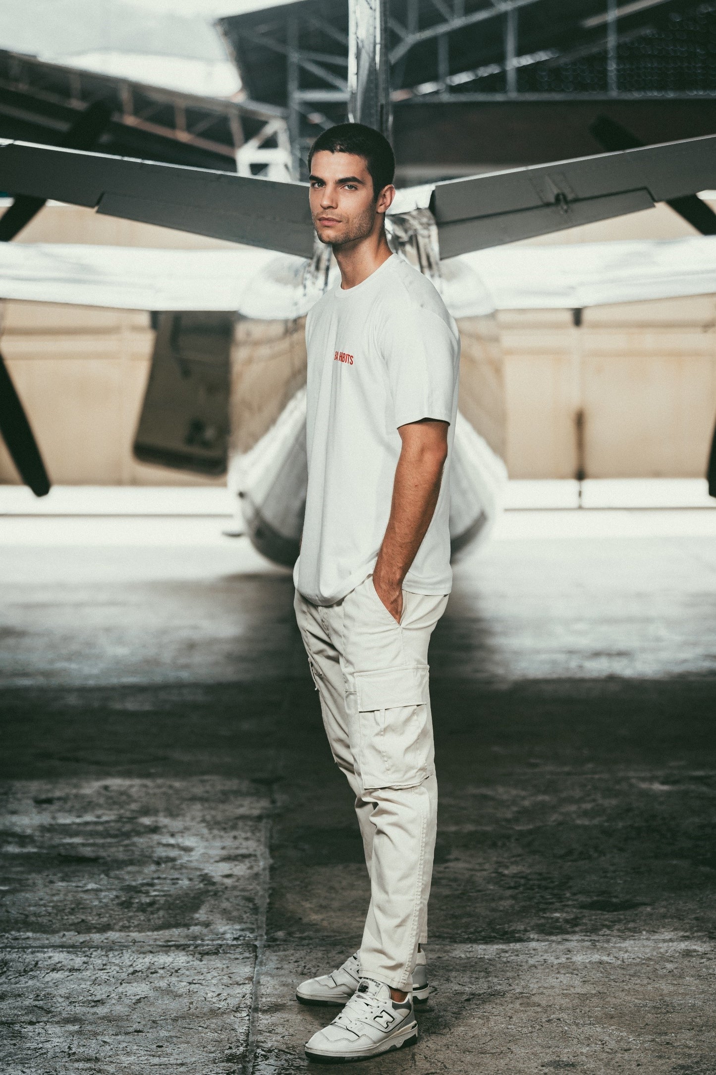 WHITE BASIC T-SHIRT WITH ORANGE LOGO